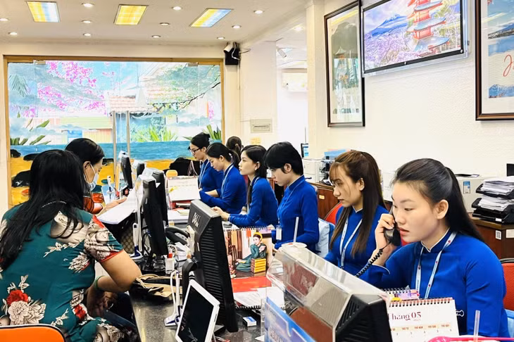 Hành khách đặt tour tại TP Hồ Chí Minh. Ảnh: HT