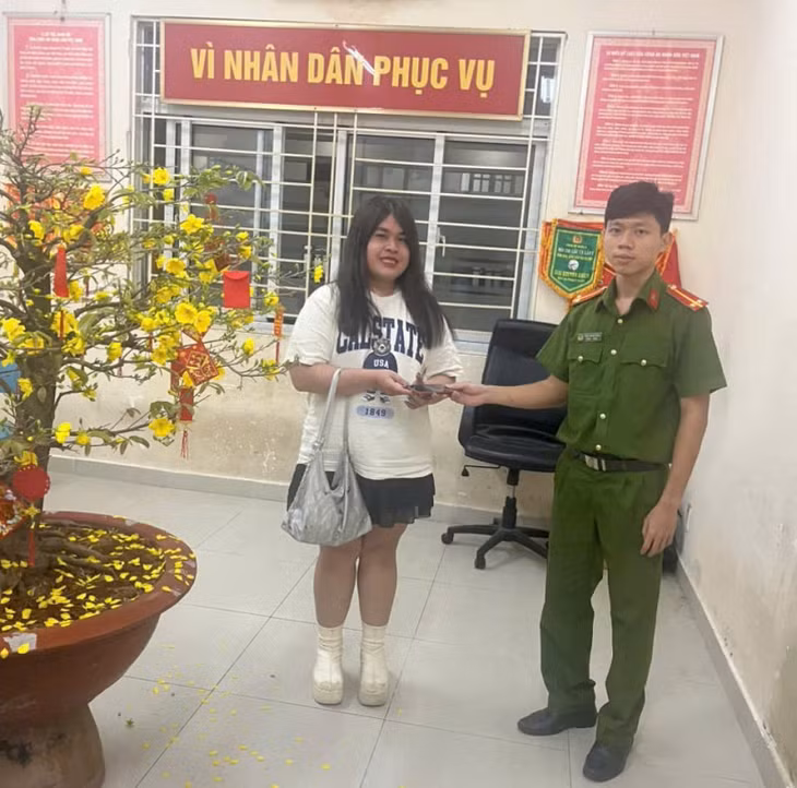 Công an quận 8 trao trả tài sản bị mất cho chủ nhân.