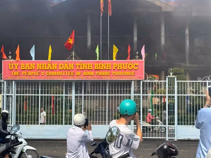 Khói bốc lên mù mịt. Ảnh: Bạn đọc cung cấp