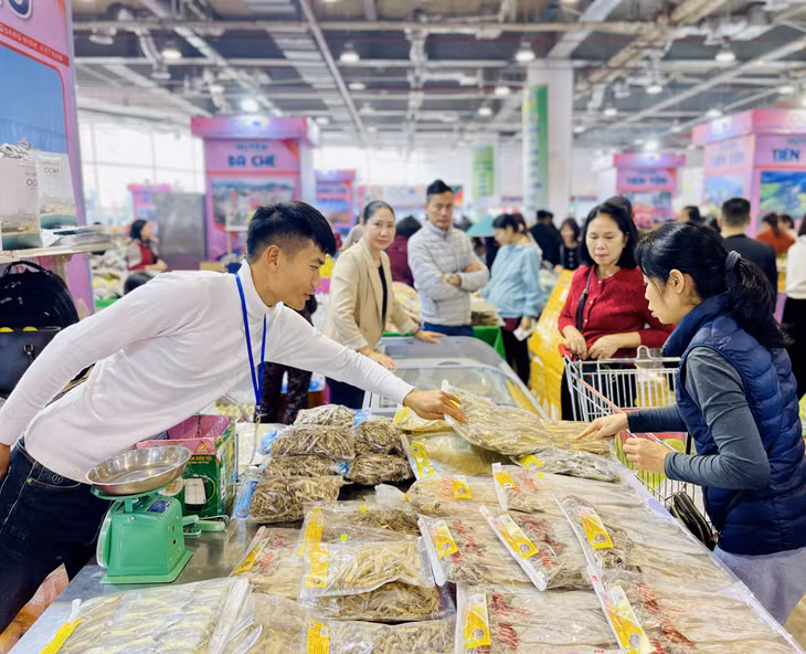 Mặt hàng hải sản được nhiều người lựa chọn mua tại hội chợ.
