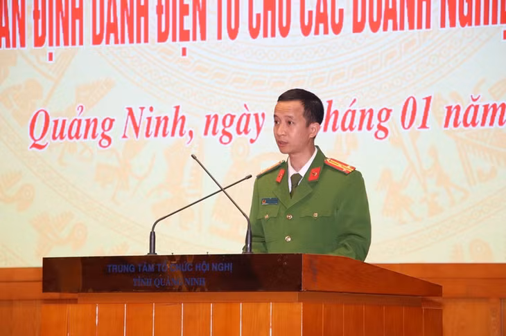 Thượng tá Nguyễn Anh Tuấn, Phó Giám đốc trung tâm Dữ liệu quốc gia về dân cư, Cục Cảnh sát QLHC về TTXH, Bộ Công an phát biểu tại hội nghị.