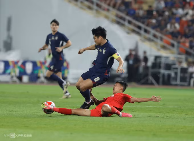Ngọc Tân xoạc bóng trong trận lượt về chung kết ASEAN Cup 2024 trên sân Rajamangala, Bangkok ngày 5/1/2025. Ảnh: Hiếu Lương