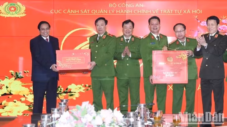 Thủ tướng Phạm Minh Chính tặng quà động viên Cục Cảnh sát quản lý hành chính về trật tự xã hội. (Ảnh: TRẦN HẢI)