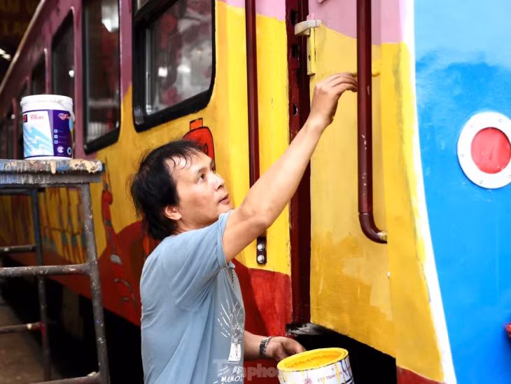 Chuyến tàu đặc biệt chạy xuyên giao thừa Tết Ất Tỵ được trang trí những bức họa màu sắc nổi bật về mùa xuân, ngày Tết cổ truyền của dân tộc.