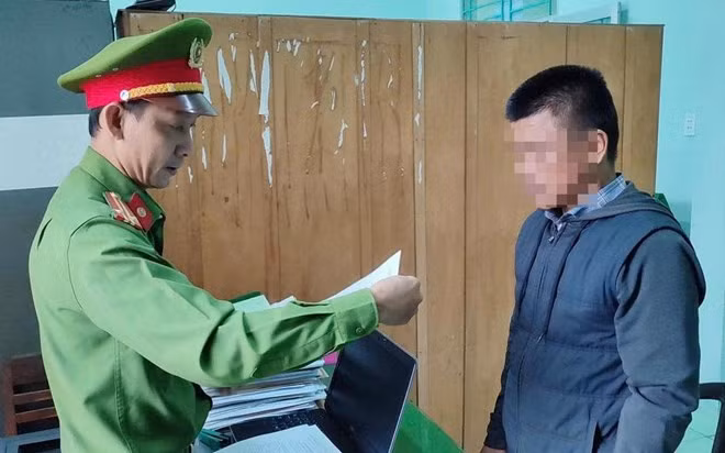 Công an thị xã Đức Phổ, tỉnh Quảng Ngãi - tống đạt lệnh khởi tố đối tượng N.Đ.T về tội "tham ô tài sản". Ảnh: Công an Quảng Ngãi.