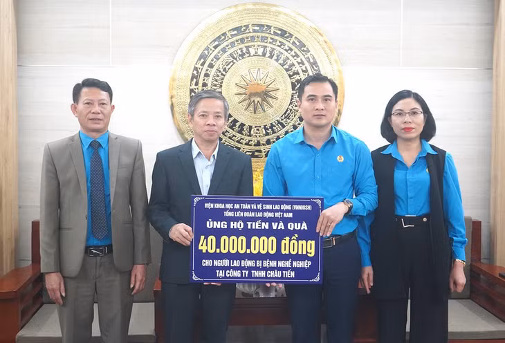 Đại diện Viện Khoa học và An toàn vệ sinh lao động trao tiền và quà bằng hiện vật trị giá 40 triệu đồng hỗ trợ 24 lao động của Công ty TNHH Châu Tiến bị bụi phổi. Ảnh: Quang Đại
