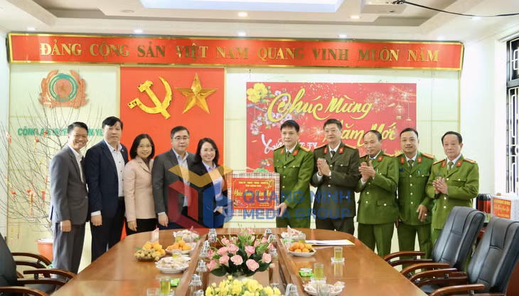 Đồng chí Trịnh Thị Minh Thanh, Phó Bí thư Thường trực Tỉnh ủy, Chủ tịch HĐND tỉnh đến thăm, chúc Tết và tặng quà động viên cán bộ, chiến sĩ Công an huyện Tiên Yên.