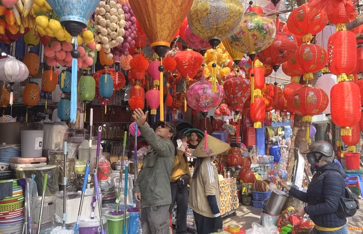 Cửa hàng bán đồ trang trí Tết tại Chợ Hạ Long I (TP Hạ Long) đông người dân đến mua sắm.