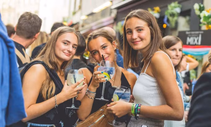 Giới trẻ Luxembourg thường tụ tập trong các quán bar với bạn bè để trò chuyện, giải trí. Ảnh:DLG