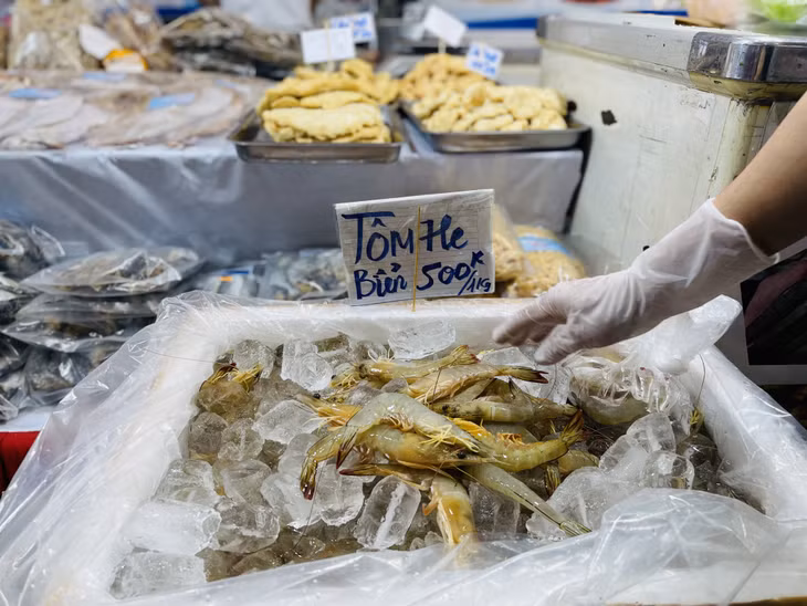 Với giá bán tôm he biển 500.000 đồng/kg, nhiều người cho rằng đây là mức giá hợp lý và phù hợp với nhu cầu mua sắm trong dịp Tết.