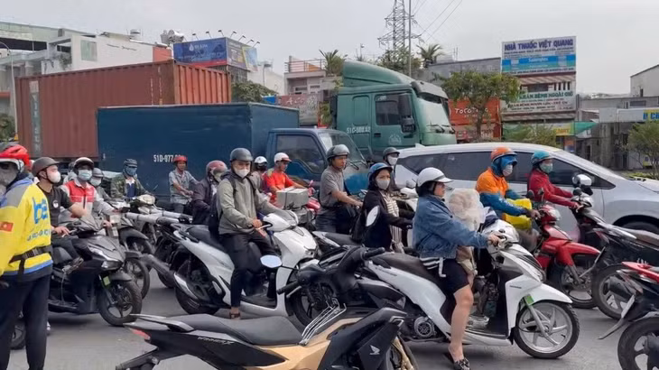 Ảnh hưởng của vụ tai nạn khiến giao thông qua khu vực đường Lê Văn Khương bị ùn ứ. Ảnh: Minh Tâm