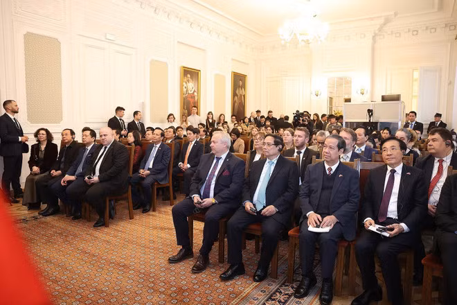 Thủ tướng Phạm Minh Chính thăm Đại học Tổng hợp Warsaw. (Ảnh: Dương Giang/TTXVN)
