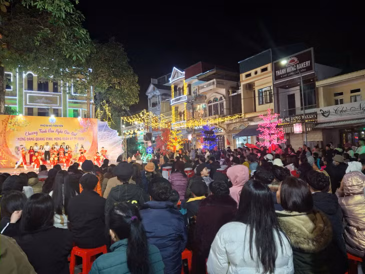 Tại huyện Tiên Yên, rất đông người dân đã về sân khấu Phố đi bộ thị trấn Tiên Yên để đón xem chương trình nghệ thuật và đón giao thừa.