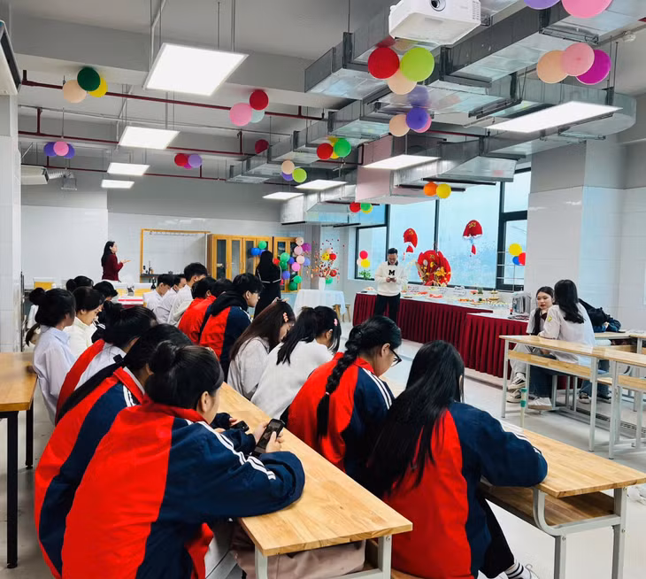 Giờ thực hành setup tiệc Tea break của sinh viên Khoa Du lịch, Trường Cao đẳng Việt - Hàn Quảng Ninh.
