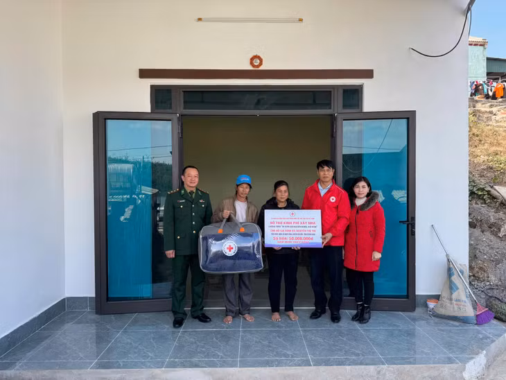 Hội Chữ thập đỏ huyện Vân Đồn trao hỗ trợ xây dựng nhà ở cho bà bà Nguyễn Thị Thị (thôn Ngọc Nam, xã Ngọc Vừng).