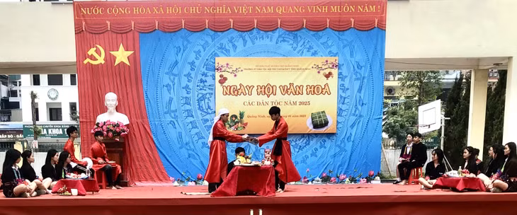 Các em học sinh tái hiện nghi lễ cấp sắc của người Dao.