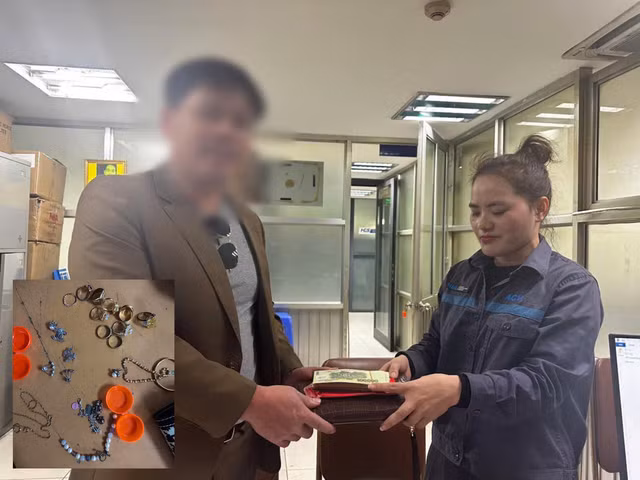 Một nhân viên xe đẩy nhặt được nhiều tiền, vàng tại sân bay Nội Bài trong dịp Tết.
