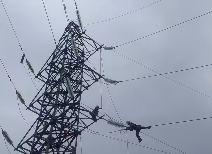 Thi công giai đoạn II Dự án cải tạo, nâng cao đường dây 110kV 173, 174 T500 Quảng Ninh - Giáp Khẩu - Hà Tu - Hà Lầm. Ảnh đơn vị cung cấp