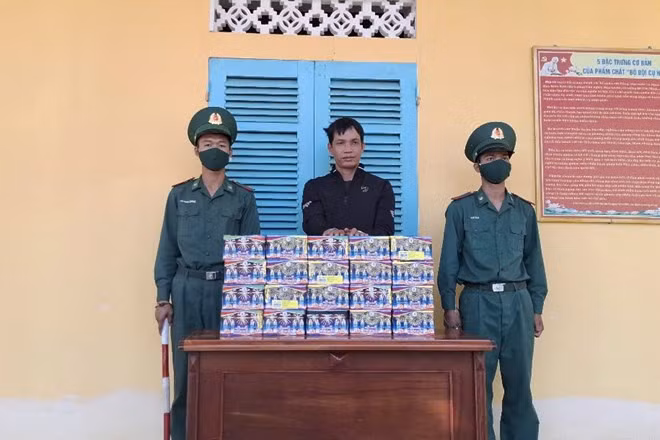 Đối tượng Dương cùng số tang vật pháo nổ thu giữ được. Ảnh: Biên phòng