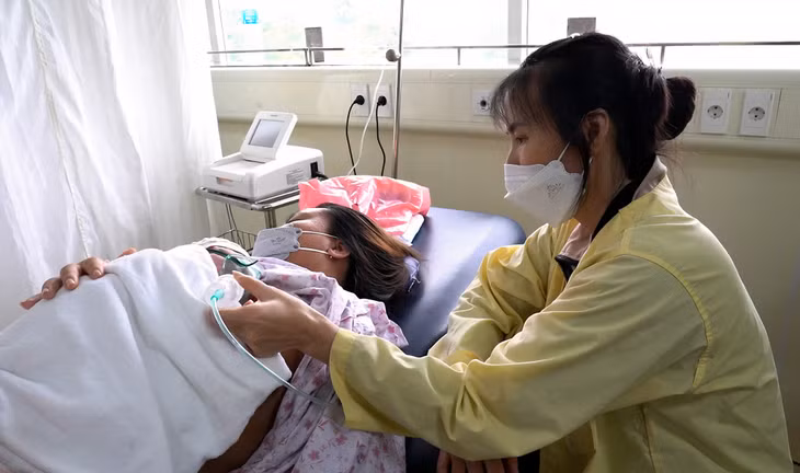 Phòng sinh thân thiện tại Bệnh viện Sản nhi Quảng Ninh thực hiện phương pháp da kề da mang lại nhiều lợi ích hiệu quả cho mẹ và bé sau sinh.