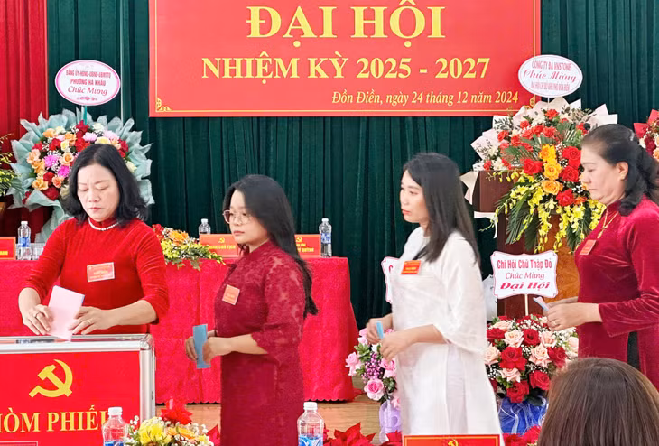 Đảng viên Chi bộ khu Đồn Điền, phường Hà Khẩu, TP Hạ Long, bỏ phiếu bầu trực tiếp Bí thư Chi bộ tại Đại hội.
