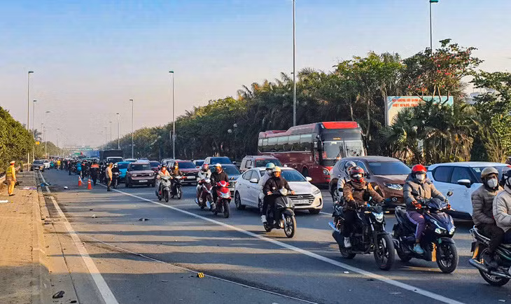 Giao thông qua khu vực hiện trường vụ tai nạn xảy ra ùn tắc cục bộ sáng 13/1 - Ảnh: HẢI BẰNG