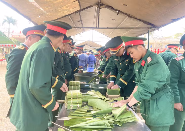 Cán bộ, chiến sĩ của các tiểu đoàn, khối cơ quan và đại đội trực thuộc thi gói bánh chưng lưu lại nét đẹp Tết cổ truyền của người Việt.