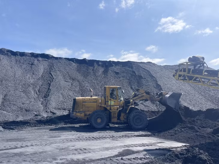 Hoạt động bốc rót, tiêu thụ than tại Công ty Kho vận và Cảng Cẩm Phả.