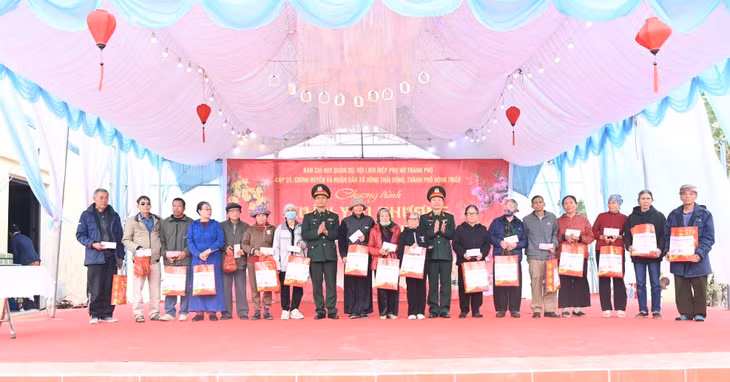 Ban CHQS TP Đông Triều, trao quà tại xã Hồng Thái Đông trong chương trình “Xuân yêu thương - Tết thắm tình quân dân”.