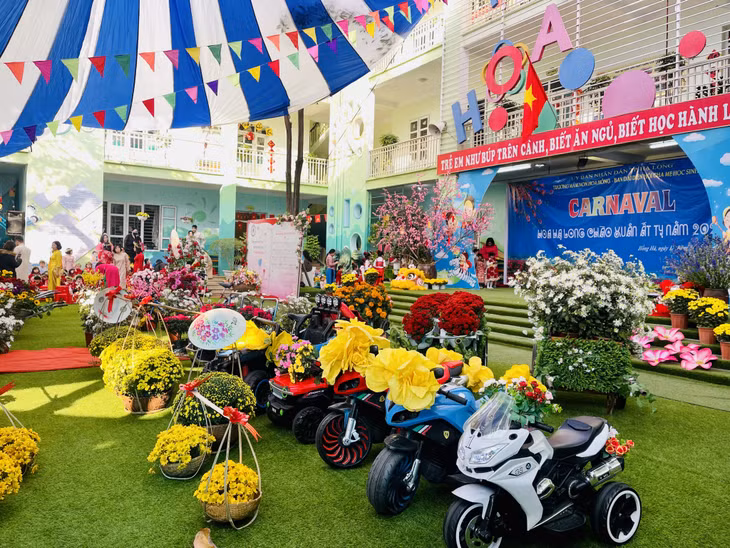Không gian sân trường được trang hoàng rực rỡ với hàng chục loại hoa tươi.