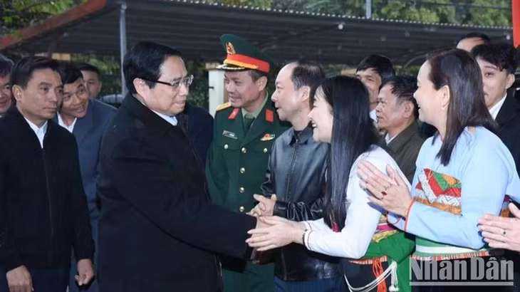Thủ tướng Phạm Minh Chính với lãnh đạo, nhân dân huyện Ngọc Lặc. (Ảnh: TRẦN HẢI)