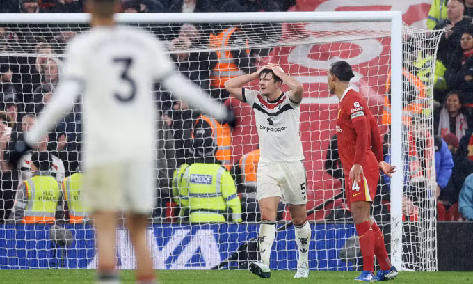 Harry Maguire ôm đầu tiếc nuối sau khi lỡ cơ hội cuối trận Man Utd hòa Liverpool 2-2 trên sân Anfield, Liverpool, Anh ngày 5/1. Ảnh: Danehouse