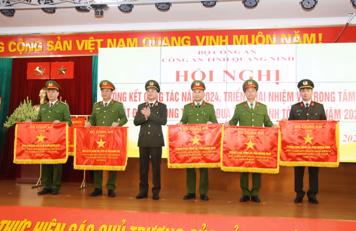 Cờ thi đua của Bộ Công an cho 5 tập thể có thành tích xuất sắc trong phong trào thi đua Vì An ninh Tổ quốc năm 2024.