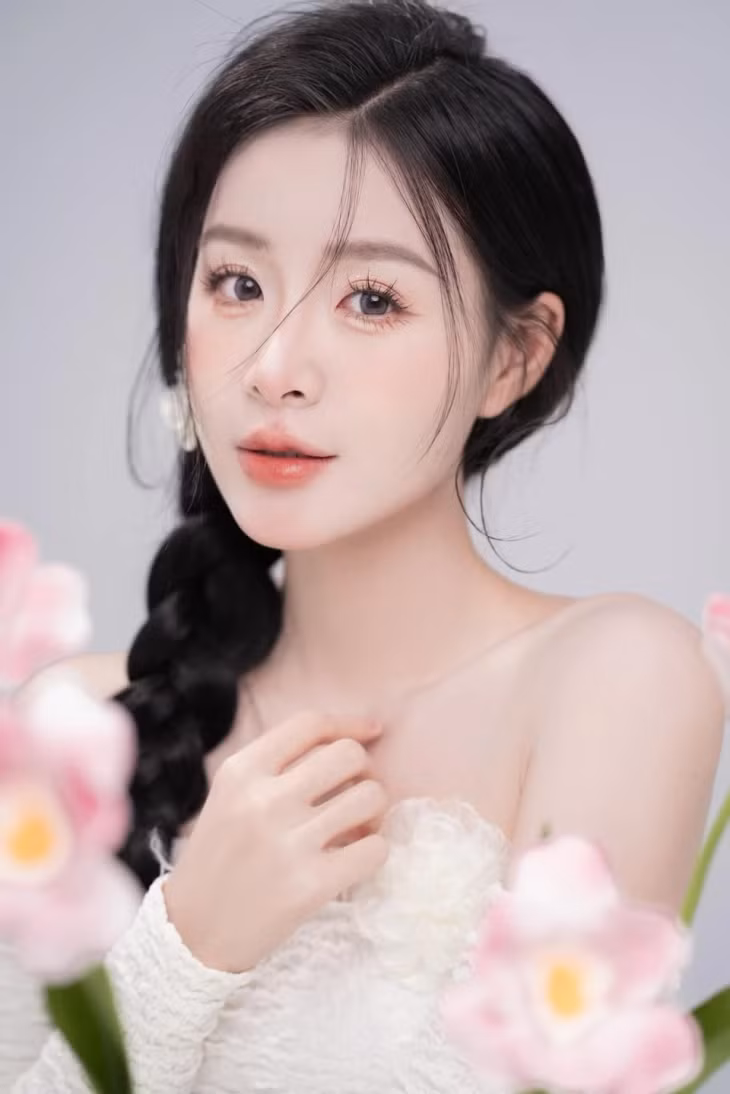 Huyền Trang (25 tuổi) trước đó tham gia một số bộ phim như Những nẻo đường gần xa, Làng trong phố... nhưng chủ yếu vai phụ. Với những gì đã thể hiện ở Không thời gian, Huyền Trang được mong đợi xuất hiện trong các dự án phim mới, có thể có đất diễn nhiều hơn.