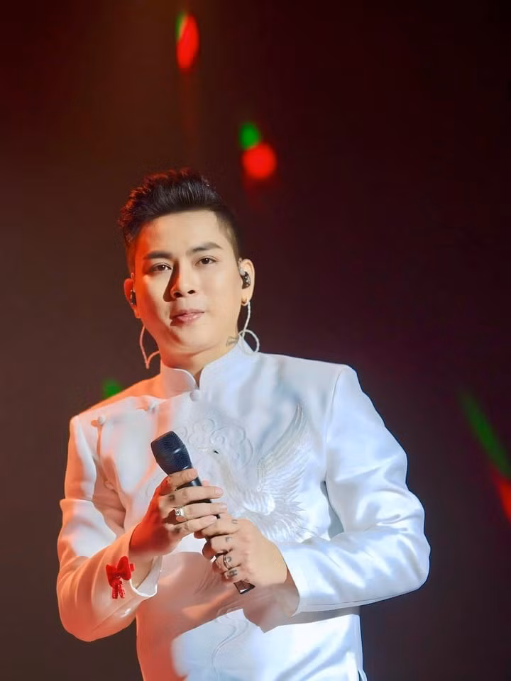 Ca sỹ Hoài Lâm.