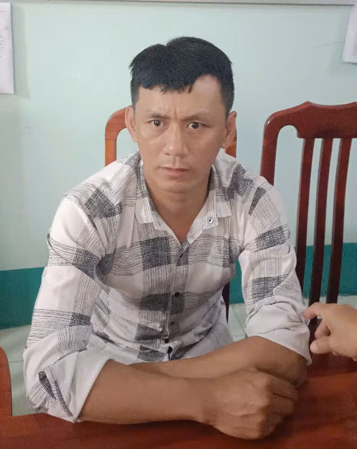 Nghi phạm đánh người là Lê Văn Hiền đã bị công an tạm giữ - Ảnh: N.H.