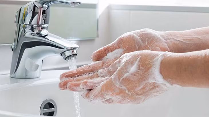 Rửa tay thường xuyên bằng xà phòng và nước sạch có thể giúp phòng được các bệnh truyền nhiễm.