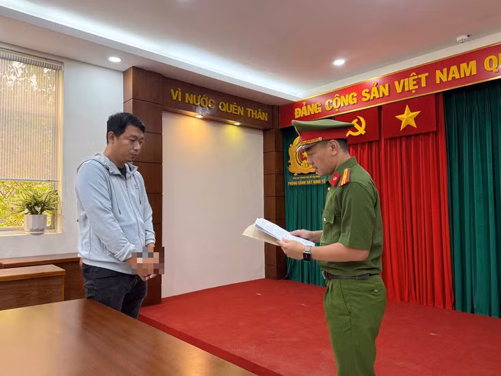 Cơ quan điều tra tống đạt lệnh bắt tạm giam đối với Ngô Kim Diệu - Ảnh: CACC