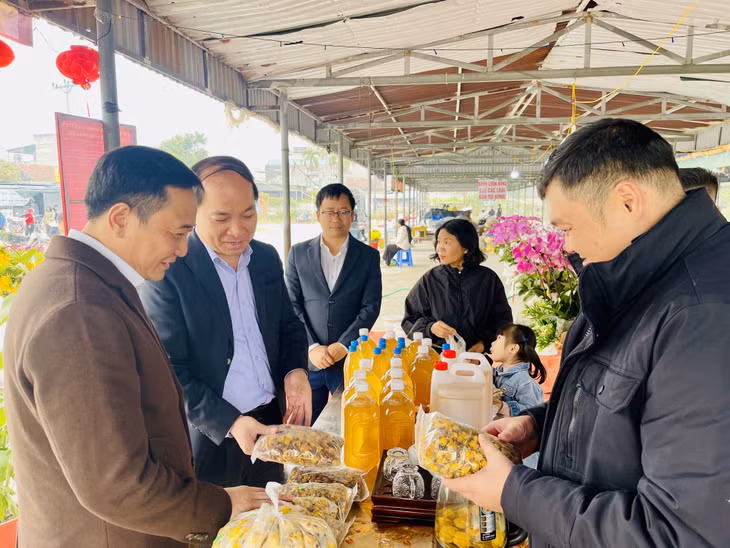 Tại các chợ hoa xuân đều bố trí thêm các gian hàng bày bán sản phẩm OCOP và các sản phẩm phục vụ Tết Nguyên đán.