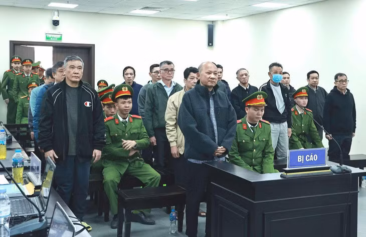 Cựu chủ tịch tỉnh Bình Thuận cùng nhiều cựu lãnh đạo tỉnh bị đưa ra xét xử - Ảnh: GIANG LONG