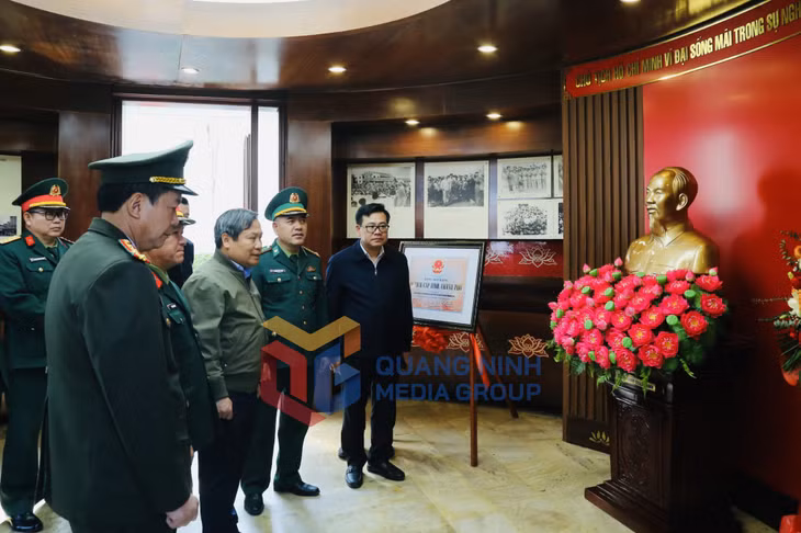 Đồng chí Bí thư Tỉnh ủy cùng đoàn công tác đến thăm Nhà lưu niệm Bác Hồ tại cửa khẩu quốc tế Móng Cái (1-2025). Ảnh: Thu Chung