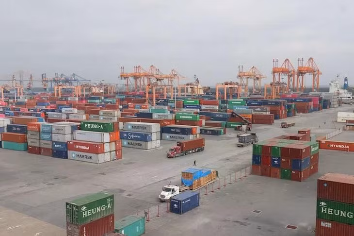 Bốc xếp hàng hóa xuất nhập khẩu tại Cảng Hải Phòng.