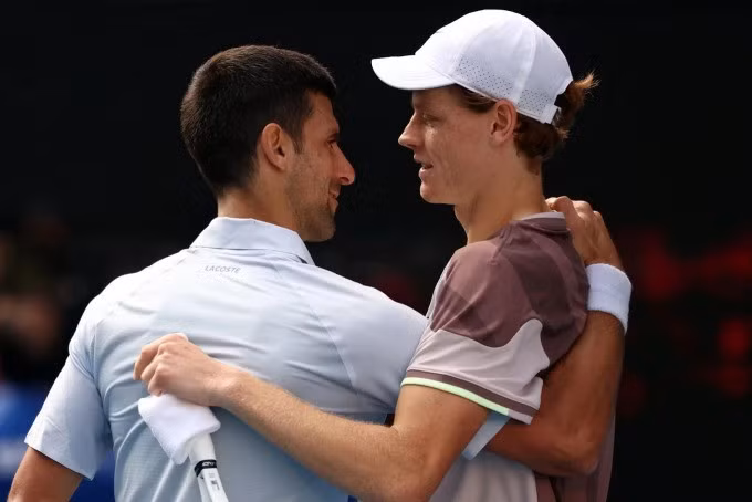 Djokovic chúc mừng Sinner, sau trận bán kết Australia Mở rộng 2024 trên sân Rod Laver, Melbourne. Ảnh: Reuters
