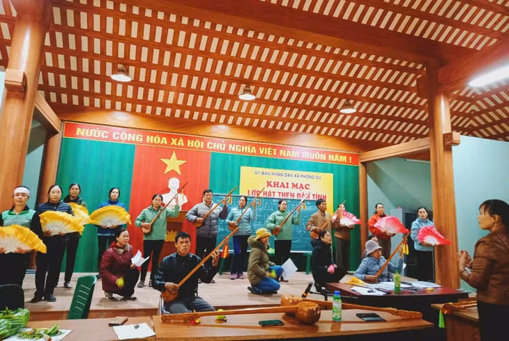 Hội LHPN xã phối hợp với UBND xã Phong Dụ (huyện Tiên Yên) tổ chức lớp hát Then, đàn Tính cho hội viên phụ nữ và người dân trong xã.