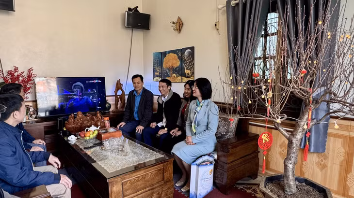 Thợ lò Lại Văn Tú (thứ hai, trái) là một trong những người thu nhập cao nhất Công ty CP Than Vàng Danh năm 2024.