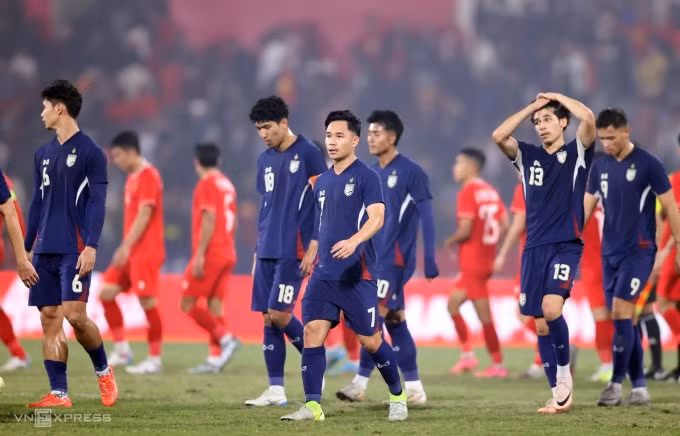 Cầu thủ Thái Lan thất vọng sau khi thua Việt Nam 1-2 ở lượt đi chung kết ASEAN Cup 2024, vào ngày 2/1 tại sân Việt Trì. Ảnh: Đức Đồng
