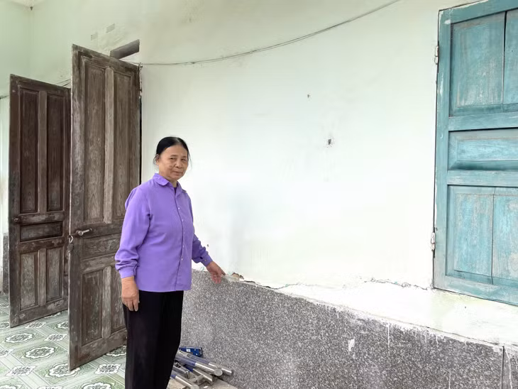Căn nhà cấp 4 của gia đình bà Lê Thị Miến (thôn 1, xã Quảng Phong, huyện Hải Hà) đã xuống cấp nhưng không được xây mới do vướng quy hoạch.