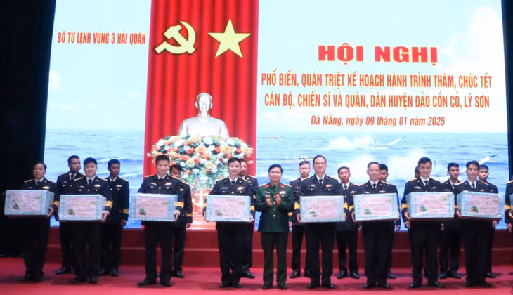 Tặng quà cho các đơn vị trực thuộc Vùng 3 Hải quân.