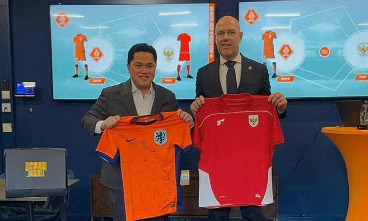 Chủ tịch PSSI Erick Thohir (trái) và Tổng thư ký KNVB John C. Gijs de Jong - Ảnh: PSSI