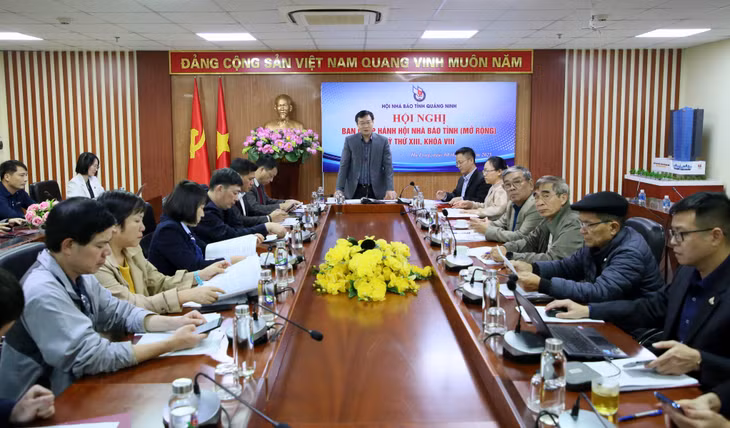 Đồng chí Nguyễn Thế Lãm, Giám đốc, Tổng Biên tập Trung tâm Truyền thông tỉnh, Chủ tịch Hội Nhà báo tỉnh Quảng Ninh chủ trì hội nghị.